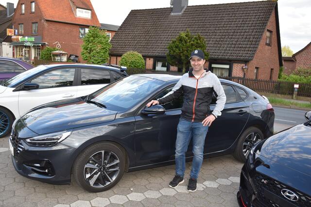 Chris Duddek organisiert Treffen von japanischen Fahrzeugen. Auf dem Peets Hoff in Buchholz zeigte er bereits eine Auswahl an gestylten und getunten japanischen Fahrzeugen | Foto: Axel-Holger Haase