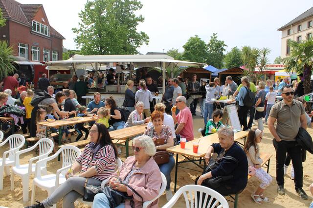 Strandsand hatten die auf Bänken und Stühlen sitzenden Besucher unter ihren Füßen | Foto: ce
