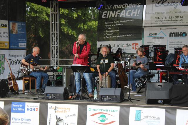 Auch die Band "Dr. Meier" begeisterte beim vielfältigen Bühnenprogramm das Publikum | Foto: ce