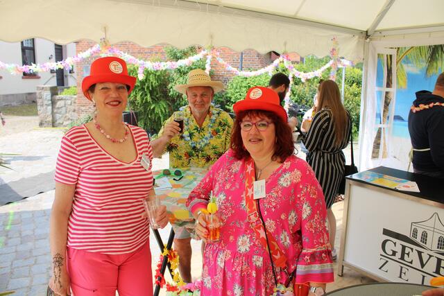Freuten sich über den Erfolg: Lisa Fenger (li.) und Sonja Bade vom Töster Kreis mit Besucher Uwe Last | Foto: ce