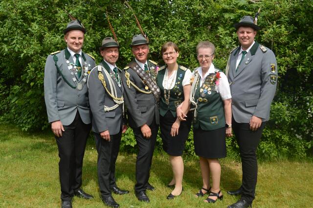 (v.li.): Nico Mügge (Jungschützenkönig), Stefan Kröncke (Adjutant des Königs), König Heiko Meyer, Königin Dörte Kröncke, Rita Helling (Adjutantin der Königin) und Dirk Oellrich (Jungschützen Adjutant) | Foto: Schützenverein Blumenthal