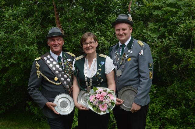 (v.li.): König Heiko Meyer, Königin Dörte Kröncke, Jungschützenkönig Nico Mügge | Foto: Schützenverein Blumenthal