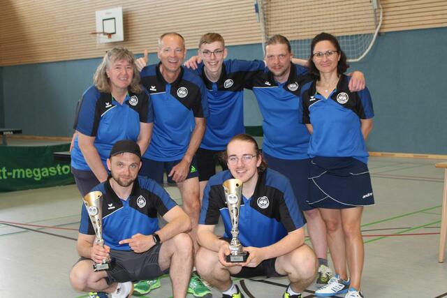 Die Teams TSV Over-Bullenhausen 1 und 2; Sieger Herren C und Herren D: (vorne v.li.) Eric Spitzer und Tom Patzke, (hinten v.li.) Ursula Hadrych, Frank Berger, Max Schwormstedt, Benjamin Kiel und Selda Piep | Foto: Ralf Koenecke