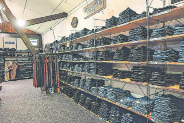 Jeans so weit das Auge blickt! Die Auswahl im WABA Jeans Store ist riesig  | Foto: Axel-Holger Haase