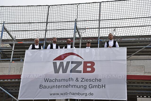 Zimmermann Klaus Henning Wenck (re.) sprach den Richtspruch für das neue Gebäude  | Foto: Axel-Holger Haase