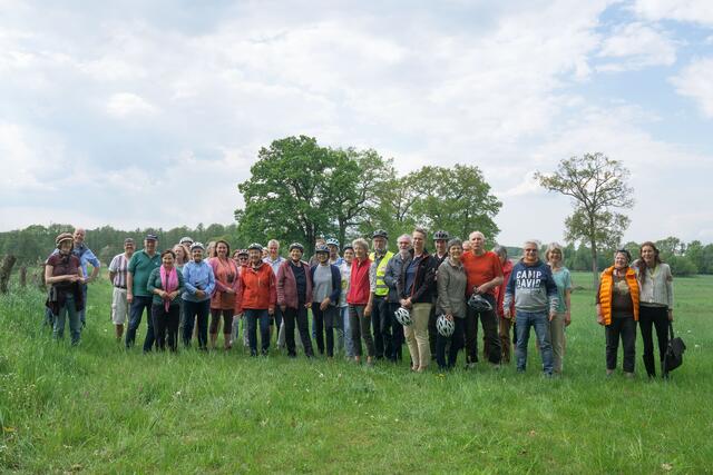 Auf der Erkundungstour: die Teilnehmer in den Bruchwiesen bei Toppenstedt | Foto: Grüne Salzhausen-Hanstedt