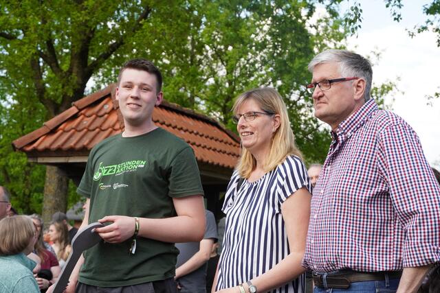 Bei der Schlüsselübergabe zur Eröffnungsfeier (v. li.): Jonas Schmidt, Yvonne Maack und Rainer Mencke  | Foto: Landjugend Asendorf