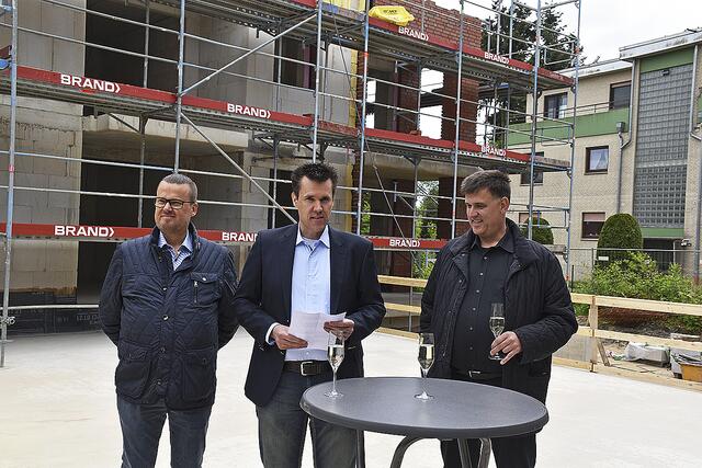 Helge Kröger (Mitte) bedankte sich mit seiner Rede bei allen am Bau beteiligten Partnern, Dirk Kröger (li.) und Sönke Kröger stimmten ihm zu | Foto: Axel-Holger Haase