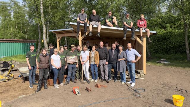 Die Dorfjugend Königsmoor mit ihren Ehrengästen | Foto: Dorfjugend