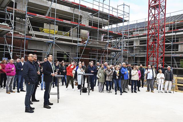 Es hatten sich zahlreiche Gäste zum Richtfest in Holm-Seppensen eingefunden, um mit den Bauherren den Anlass zu feiern | Foto: Axel-Holger Haase
