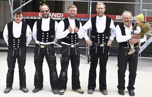 Die Zimmerer der Firma Wenck aus Rottorf nach dem Richtspruch (v.li.): Lasse Wienck, Günter Kruse, Felis Schöttke, Klaus Henning Wenck und Klaus Wenk mit Enkel (Justus)  | Foto: Axel-Holger Haase