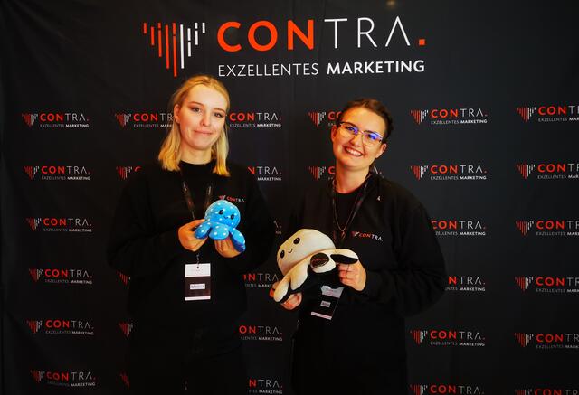 Das CONTRA Messe-Team von Digital Beat (hier Social Media Spezialistin Melissa und HR Managerin Anna) kümmerten sich um die zahlreichen Besucher