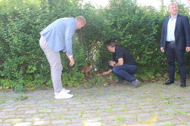 Tobias Handtke (li.) Henner Schönecke empfingen die rote Zora | Foto: pm