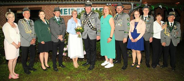 Die amtierende Königs- und Adjutanten-Crew (v. li.): Anja und Friedhelm Schmidt, Ann-Catrin und David O' Flynn, Königin Nadja und König Thorsten "der Lebensretter" Neubauer, Jacqueline und Frank Federmann, Jana Rademacher und Fabian Schmidt sowie Uta und Manfred Hoffmann | Foto: Manfred Hoffmann