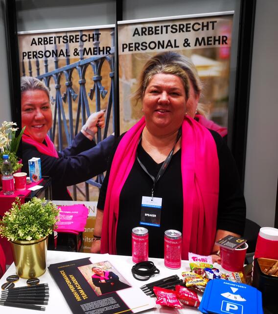 Die bekannte Rechtsanwältin Christina Linke war mit Ihrem Team als Ausstellerin vor Ort und hielt einen Vortrag zum Thema "Business-Selbstmord Arbeitsverträge"