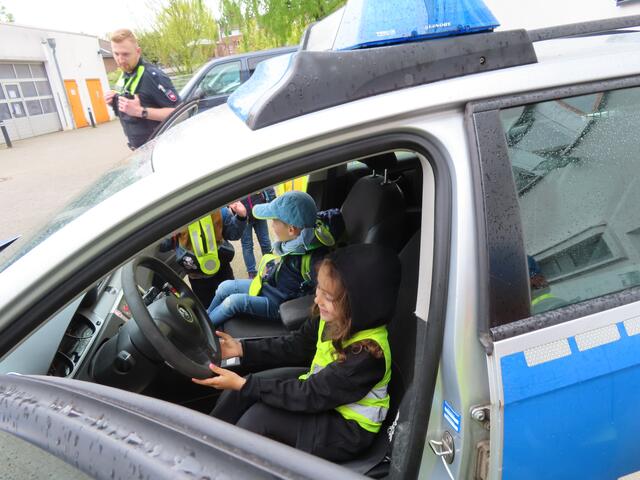 Im Einsatzwagen konnten die Vorschüler sich wie echte Polizisten fühlen | Foto: Kita St. Petrus