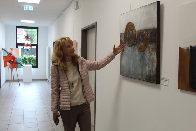 Susanne Schade erklärt eines ihrer Gemälde | Foto: Sven Rathert