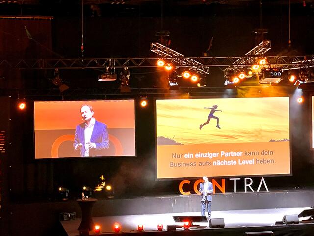CONTRA Veranstalter und Digital Beat CEO Thomas Klußmann hielt eine Keynote zum Thema Kundengewinnung durch Kooperationen
