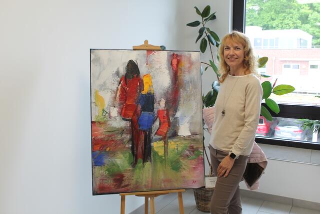 Susanne Schade mit ihrem Gemälde "Windig" | Foto: Sven Rathert