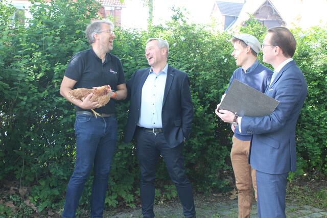 Trotz des Streits wurde gemeinsam gelacht (v.li): Henner Schönecke mit der roten Zora, Marko Seepolt, Jan Oliva und Dr. Martin C. Lockert   | Foto: pm