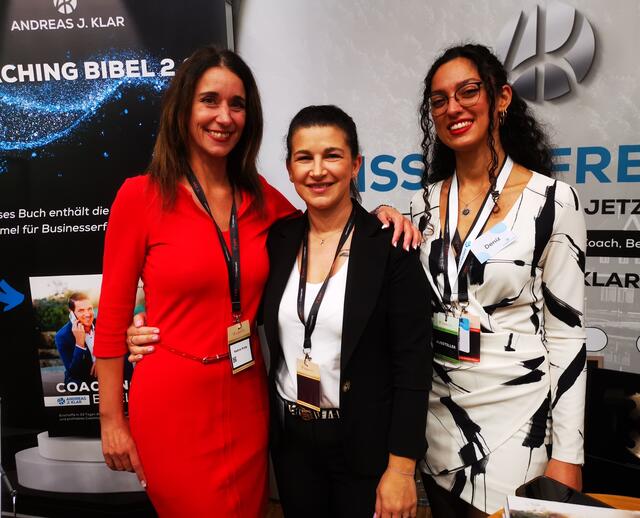 Autorin und Single Coach Nadine Kretz (links) besuchte das Team von Andreas J. Klar am Messestand
