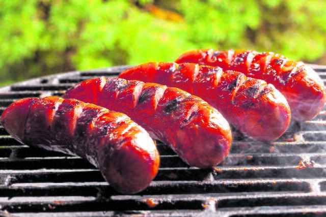 Bratwurst essen für einen guten Zweck | Foto:  Adobe StockArkadiusz Fajer