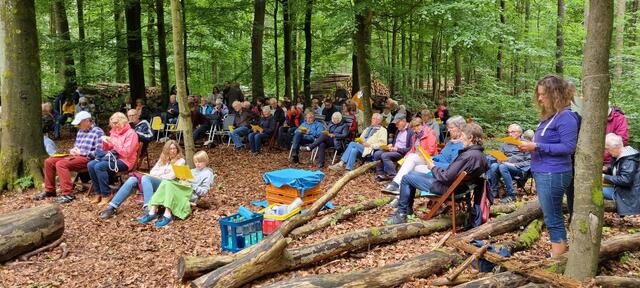 Viele Menschen feierten im vergangenen Jahr den Pfingstgottesdienst im Buchwedel bei Stelle | Foto: Kirchenkreis Winsen