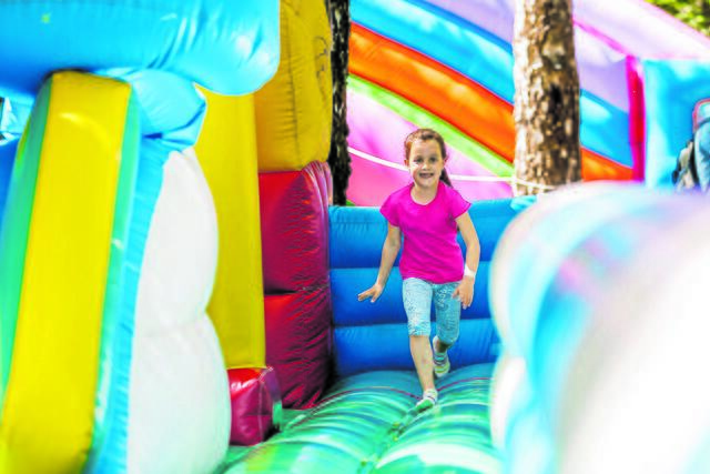 Auf die jüngsten Besucher wartet eine Hüpfburg | Foto: Adobe  Stock/ Angelov
