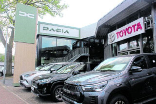 Die neue Halle schließt direkt an den Altbau mit der Marke Toyota an | Foto: wd