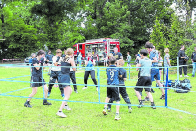 Die jungen Boxer des VfL Fredenbeck geben im Boxring Einblick in ihr Können | Foto: sb