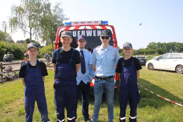 Jonas, Jonathan, Fridtjof, Till und Matthes (v. re.) von der Jugendfeuerwehr Neukloster-Hedendorf managen den Großparkplatz für die Pfingstmarkt-Besucher | Foto: tk