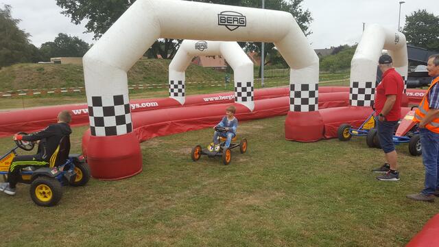Für Kinder gibt es u.a. eine Gokartbahn | Foto: Heimatverein Helmste