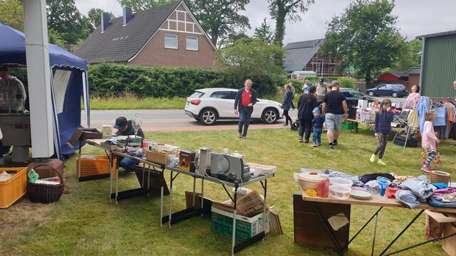 Buntes Angebot an den Ständen | Foto: Heimatverein Helmste