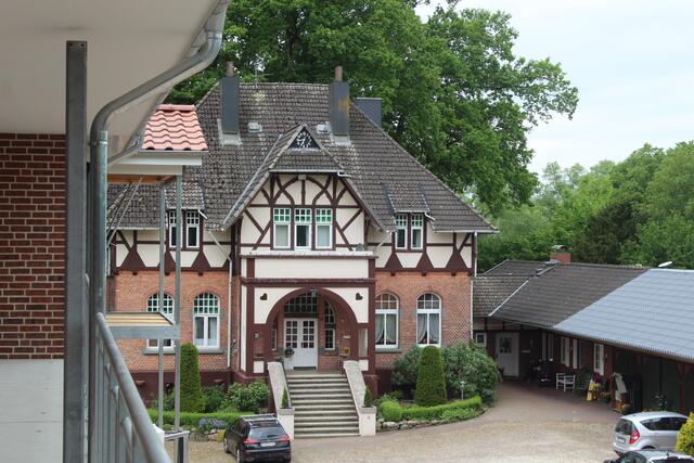 Das Gutshaus in direkter Nachbarschaft