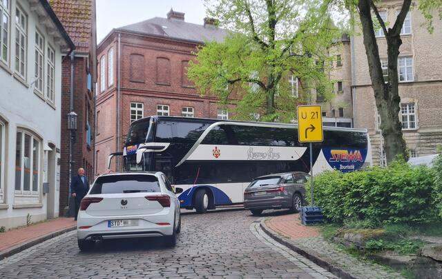 Dieser Reisebus landete in den schmalen Gassen der Stader Altstadt. Damit der Busfahrer überhaupt manövrieren konnte, mussten Pkw wie der Audi auf dem Foto auf den Fußweg ausweichen | Foto: Malte Neumann