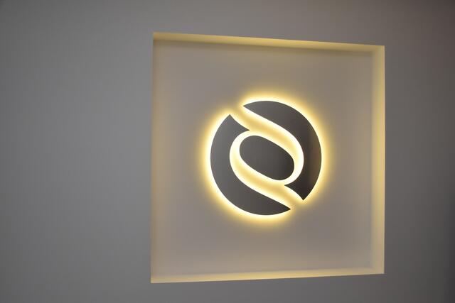 Das beleuchtete Logo der Kanzlei unter den Linden | Foto: Axel-Holger Haase