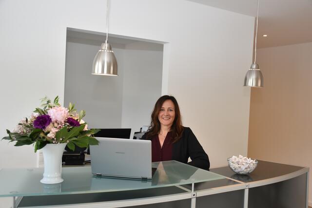 Erste Stimme am Empfang: Bärbel Pisczek lässt sich die 
Anliegen schildern und leitet an den 
 zuständigen Mitarbeiter weiter  | Foto: Axel-Holger Haase