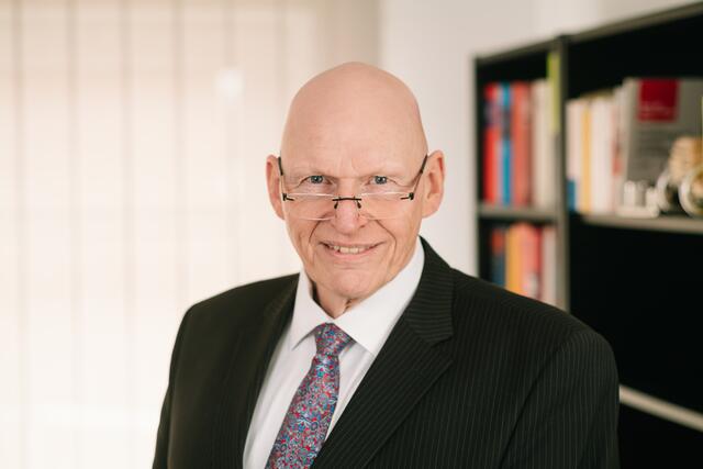 Rechtsanwalt und Notar Michael Oehlrich: In Hamburg geboren, studierte Michael Oehlrich nach dem Wehrdienst zunächst Betriebswirtschaftslehre. Dem schloss er ein Studium der Rechtswissenschaften an der Universität Hamburg an. Das folgende Referendariat absolvierte Michael Oehlrich unter anderem am Landgericht Hamburg. Er ist seit 1989 als Rechtsanwalt zugelassen, seit 1995 auch als Anwaltsnotar.
Michael Oehlrich spricht verhandlungssicher Englisch. Im Mittelpunkt seiner Tätigkeit stehen Familienrecht, privates Baurecht, Verkehrsrecht, Mietrecht und Forderungseinzug. | Foto: Christian Geisler