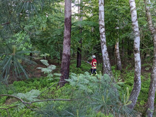 Ein Feuerwehrmitglied beim Löschen der "Brandfläche" | Foto: Pressestelle Feuerwehr Samtgemeinde Hanstedt