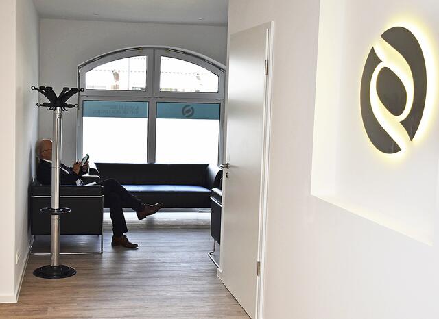 Der Wartebereich befindet sich direkt hinter dem Empfang | Foto: Axel-Holger Haase