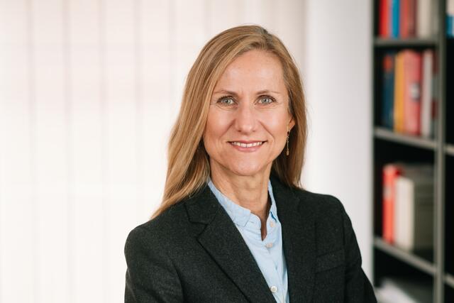 Rechtsanwältin Eva Janssen
Die gebürtige Hamburgerin studierte nach dem Abitur und längerem Aufenthalt in Brüssel Rechtswissenschaften an der Universität Hamburg. 
Für das Referendariat ging sie unter anderem für die Zivilstation an das Landgericht Lüneburg. Nach dem absolvierten Zweiten Staatsexamen wurde sie 1994 als Rechtsanwältin zugelassen.
Seit 2006 verstärkt sie das Team der Kanzlei Unter den Linden. Eva Janssen spricht sehr gutes Englisch und Französisch.
Die Kernbereiche ihrer Tätigkeit sind das Familienrecht, Allgemeines Zivilrecht, Mietrecht, Verkehrsunfallrecht und Forderungseinzug. | Foto: Christian Geisler