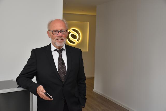 Rechtsanwalt Dieter Hinnerkort, Notar a.D.
Dieter Hinnerkort war in Rosengarten-Nenndorf von 1980 bis 2020 als Rechtsanwalt und Notar tätig. Mit Erreichen der gesetzlich normierten Altersgrenze (70 Jahre) gab er seine Tätigkeit als Notar in Rosengarten-Nenndorf auf, da kein Nachfolger zur Verfügung stand. Während seiner Zeit als Notar bearbeitete er circa 20.000 Urkunden.

Der Rechtsanwalt und Notar a.D. unterstützt das Team der Kanzlei Unter den Linden als angestellter Rechtsanwalt und steht bis auf Weiteres für seine Mandantschaft aus Rosengarten als kompetenter Ansprechpartner zur Verfügung.

Aufgrund seiner langjährigen Erfahrung kann Dieter Hinnerkort in vielen juristischen Bereichen kompetente Auskunft geben.  | Foto: Axel-Holger Haase