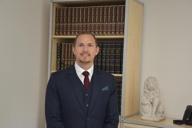 Rechtsanwalt und Notar Peter Oehlrich
In Hamburg und Buchholz aufgewachsen, studierte Peter Oehlrich Rechtswissenschaften an der Leibniz Universität Hannover. Er absolvierte das Referendariat bei dem Oberlandesgericht Celle mit Stationen u.a. am Landgericht und der Staatsanwaltschaft Hildesheim sowie in einem Anwaltsnotariat in Hannover. Seit 2012 ist er als Rechtsanwalt tätig, seit 2017 auch als Notar in Tostedt. Er war an der Universität Hannover zeitweise Lehrbeauftragter der Juristischen Fakultät.
Peter Oehlrich spricht fließend Englisch und hat Basiskenntnisse in Russisch. Seine Schwerpunkte liegen im allgemeinen Zivilrecht, Vertragsrecht und Strafrecht/Strafverteidigung. | Foto: Axel-Holger Haase