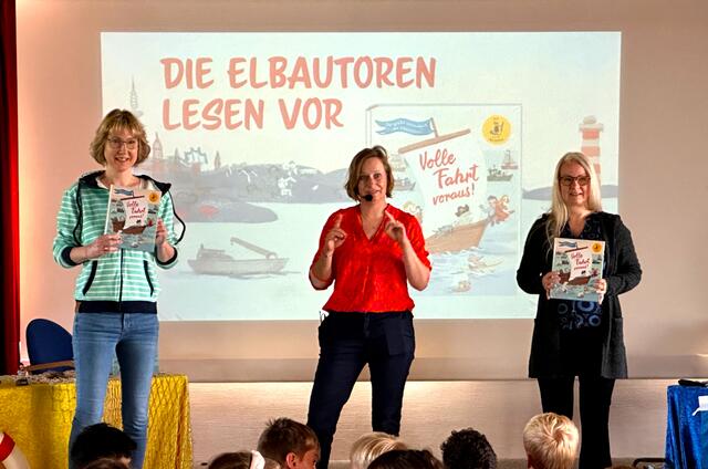 Die Elbautorinnen (v.li.) Julie Bender, Inga Marie Ramcke und Anne Jaspersen bei einer Lesung in Neu Wulmstorf | Foto: Gemeinde Neu Wulmstorf