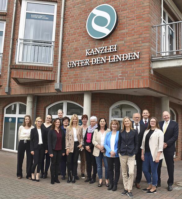 Das gesamte Team der Kanzlei Unter den Linden freut sich über die neuen Räume | Foto: Axel-Holger Haase