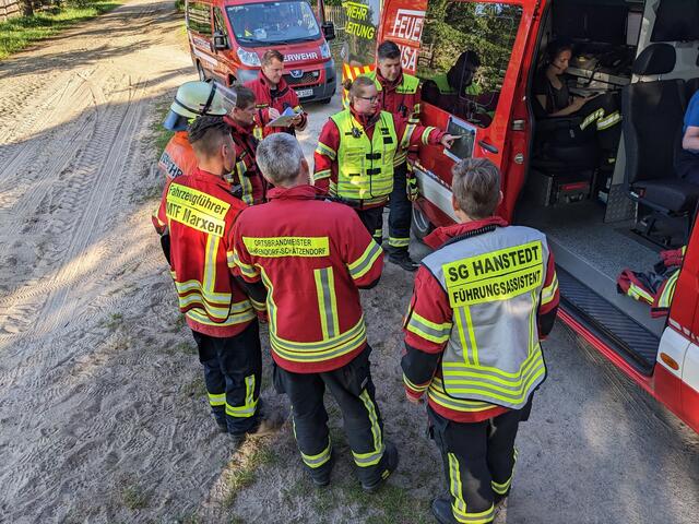 Lagebesprechung am Einsatzwagen | Foto: Pressestelle Feuerwehr Samtgemeinde Hanstedt