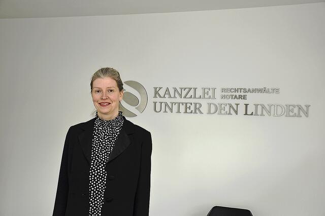 Rechtsanwältin Friederike Schröder
Friederike Schröder ist geborene Hamburgerin, hat Rechtswissenschaften in Hamburg studiert und ihr Referendariat in Hamburg und Florenz absolviert.

Ihr Interesse sowie Tätigkeitsschwerpunkte liegen im Arbeitsrecht, Erbrecht, Familienrecht und allgemeinen Zivilrecht. Sie ist seit 2012 als freiberufliche Rechtsanwältin tätig.

Zudem hat Friederike Schröder einen Magisterabschluss in den Fächern Philosophie (Hauptfach), Italienisch und Politikwissenschaft.

Die Rechtsanwältin arbeitet neben ihrer Tätigkeit in ihrer eigenen Kanzlei seit Dezember 2022 als freie Mitarbeiterin in der Kanzlei Unter den Linden.  | Foto: Axel-Holger Haase