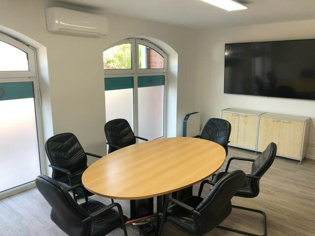 In einen der Beratungsräume ist ein Bildschirm für Online-Konferenzen integriert  | Foto: Axel-Holger Haase