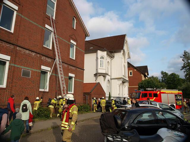 Auch tragbare Leitern wurden eingesetzt | Foto: Stefan Braun / Feuerwehr