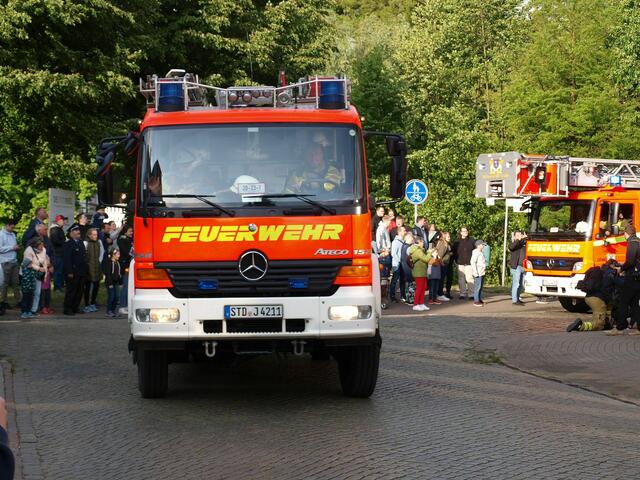 Das Eintreffen der Feuerwehr wurde von den Zuschauerinnen und Zuschauern schon erwartet
 | Foto: Stefan Braun / Feuerwehr